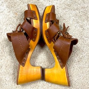 New UGG Australia Brown Wood Heeled Clog Sandals size 9